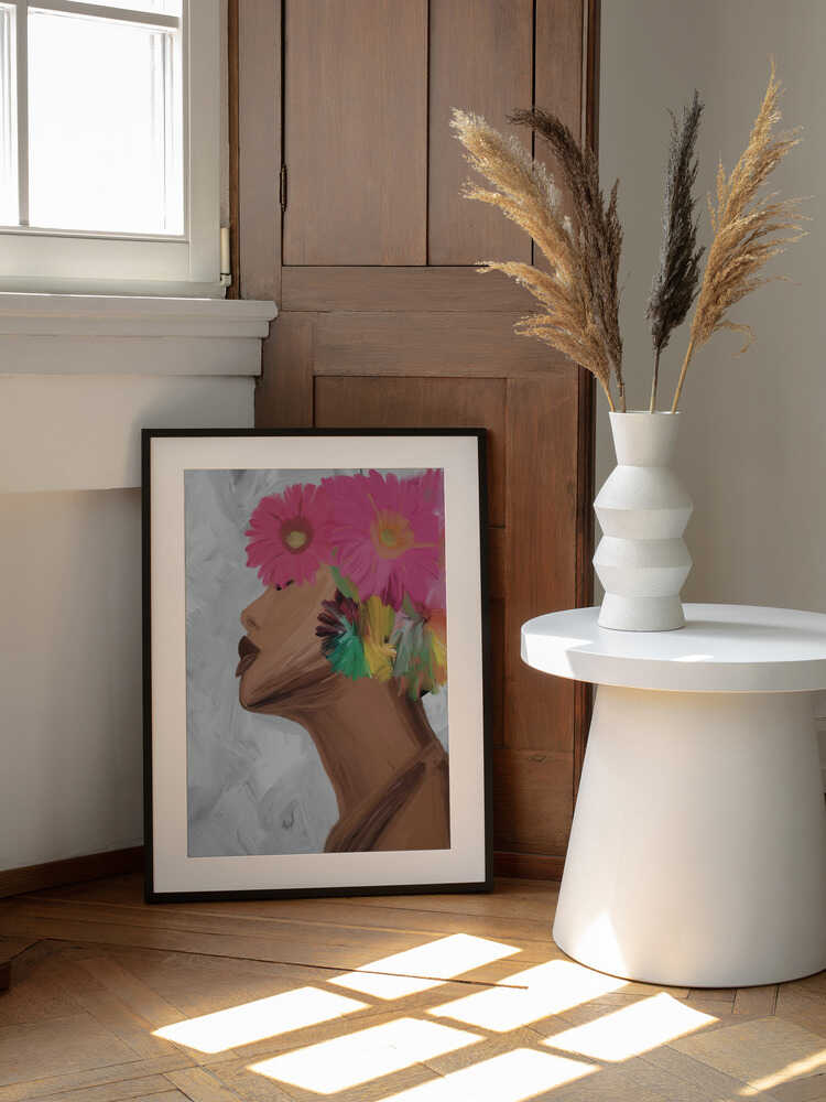 Woman with Vibrant Flowers, arte de GIovanna Gil Alves enmarcado en una pared
