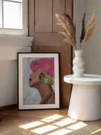 Woman with Vibrant Flowers, arte de GIovanna Gil Alves enmarcado en una pared