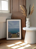 Clifftop Ocean View, arte de GIovanna Gil Alves enmarcado en una pared