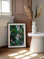Lush Floral Abstraction, arte de Uma Gokhale enmarcado en una pared