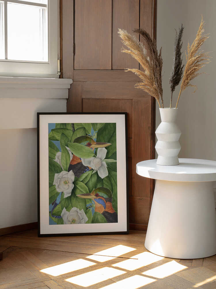 Tropical Kingfishers Magnolias, arte de Marja van den Hurk enmarcado en una pared