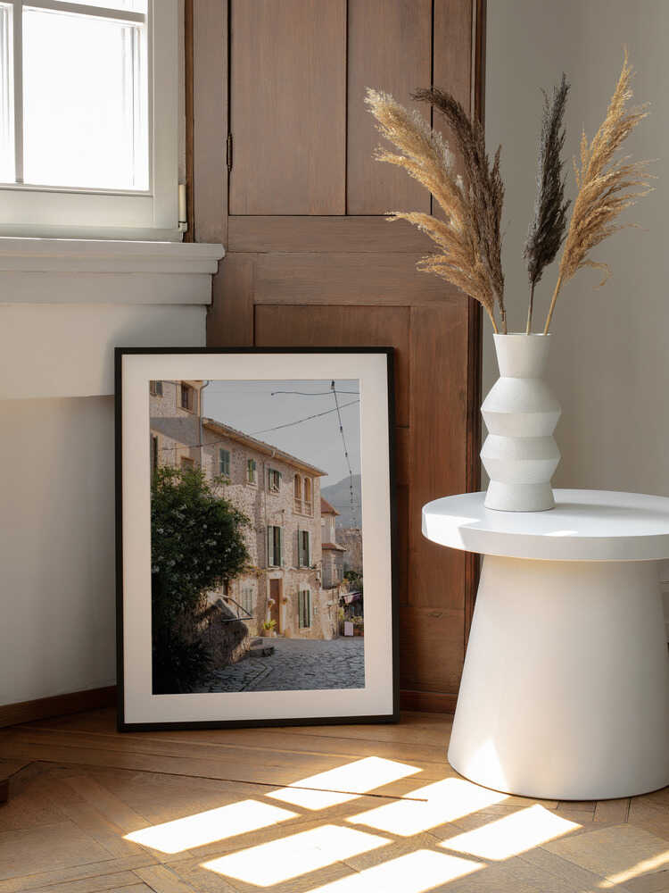 Valldemossa, arte de Henrike Schenk enmarcado en una pared