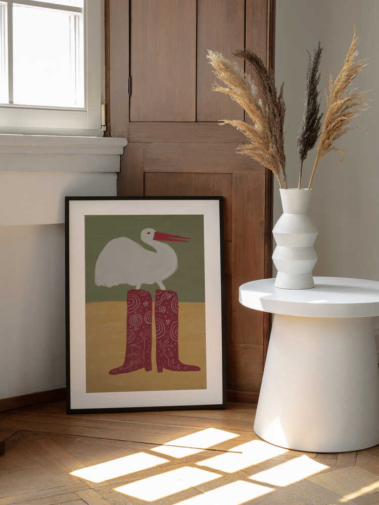 Bird in Red Boots, arte de The Art Concept enmarcado en una pared