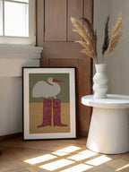 Bird in Red Boots, arte de The Art Concept enmarcado en una pared