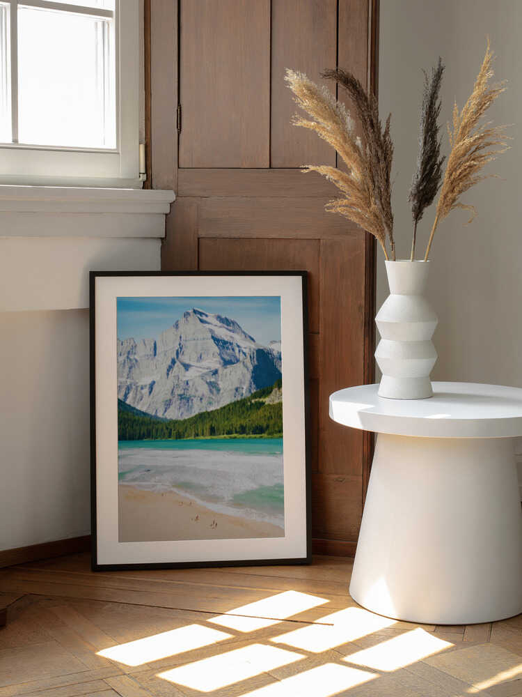 Majestic Mountain Lake Beach, arte de Uma Gokhale enmarcado en una pared