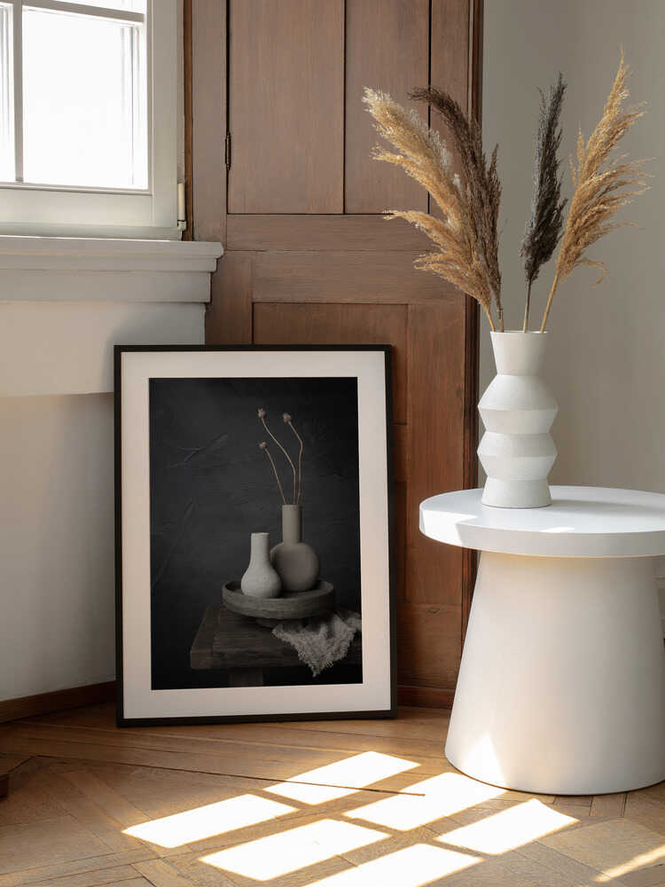Dark Rustic Still Life, arte de Mayra Pama enmarcado en una pared