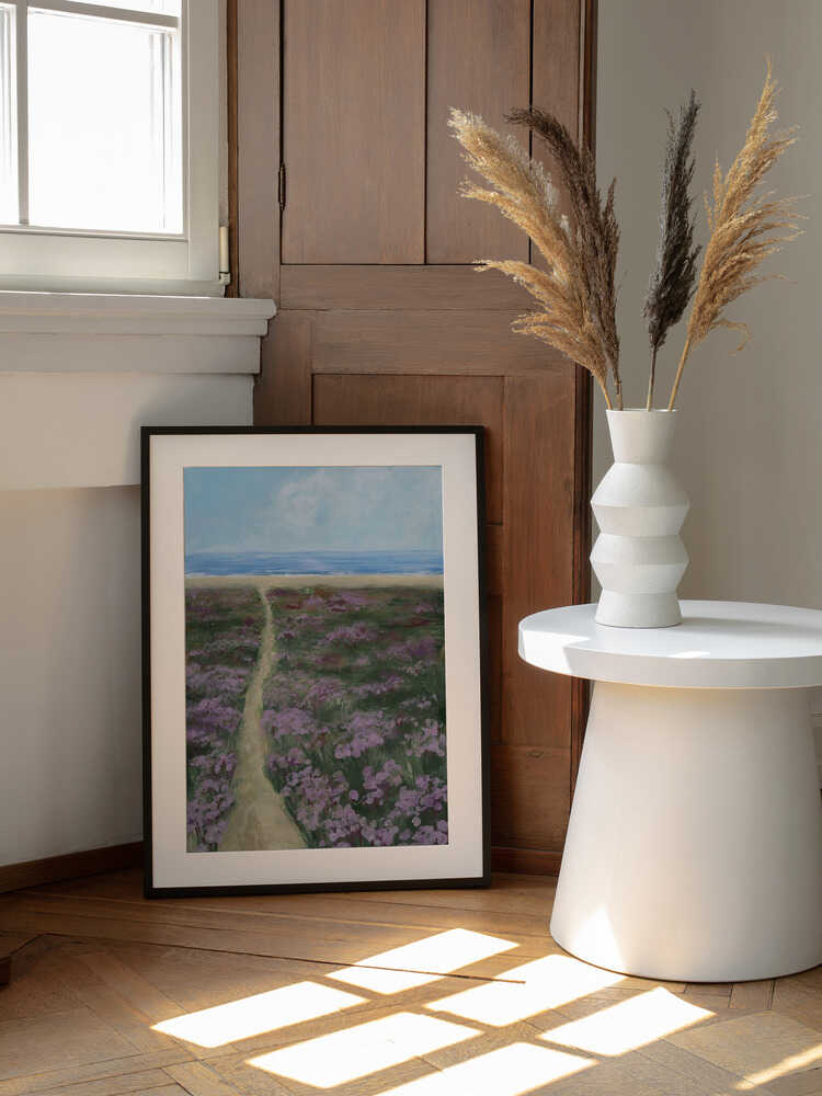 Purple Flowers Beach Path, arte de Rosana Laiz Blursbyai enmarcado en una pared