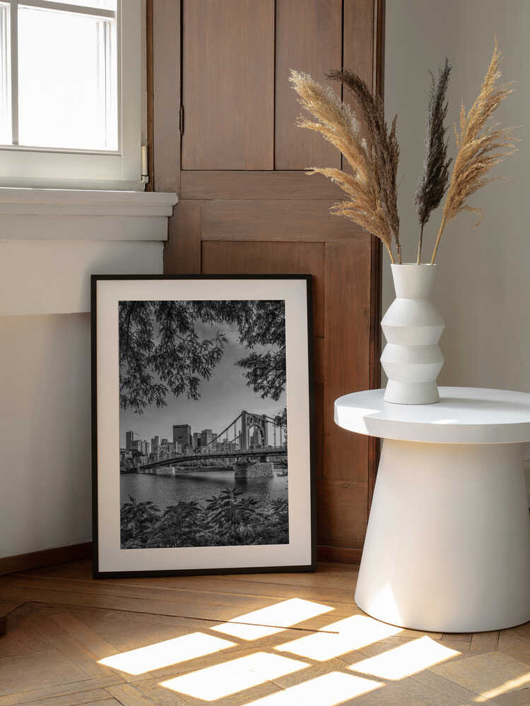 Iconic Pittsburgh Bridge View, arte de Melanie Viola enmarcado en una pared