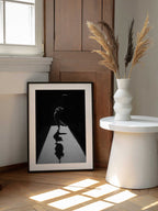 Playful Kitten Shadow, arte de Jure Kravanja enmarcado en una pared