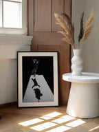 Jumping Cat Shadow, arte de Jure Kravanja enmarcado en una pared