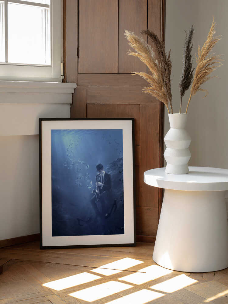 Underwater Jazz Man, arte de Christophe Kiciak enmarcado en una pared
